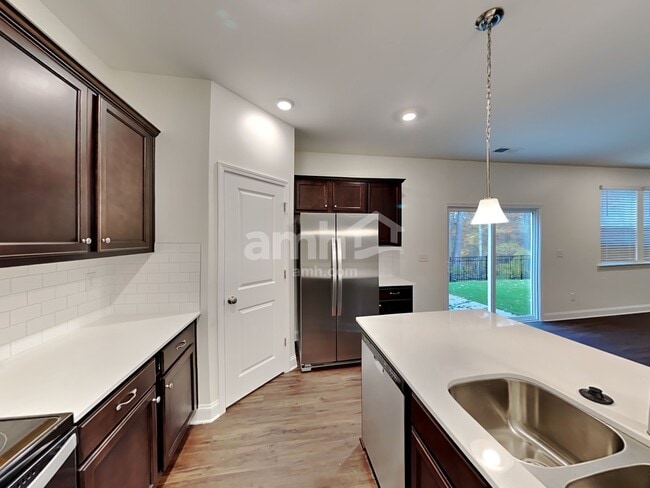 Foto del edificio - 7425 Garrett Ct