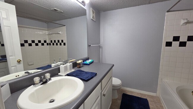 Foto del edificio - Lovely Two Bedroom Condo with Fire Place, W/D, garage, and tons of community extras! (Concord)