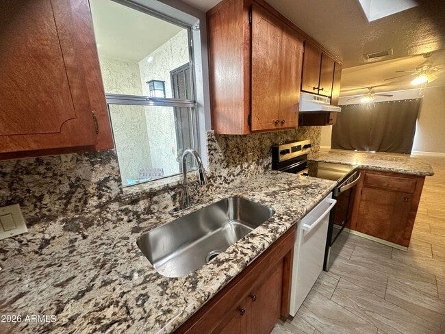 Building Photo - 5208 S Hazelton Ln
