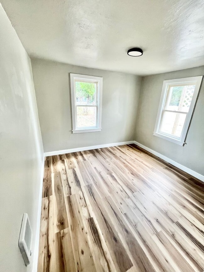 Building Photo - 2101 W 17th St