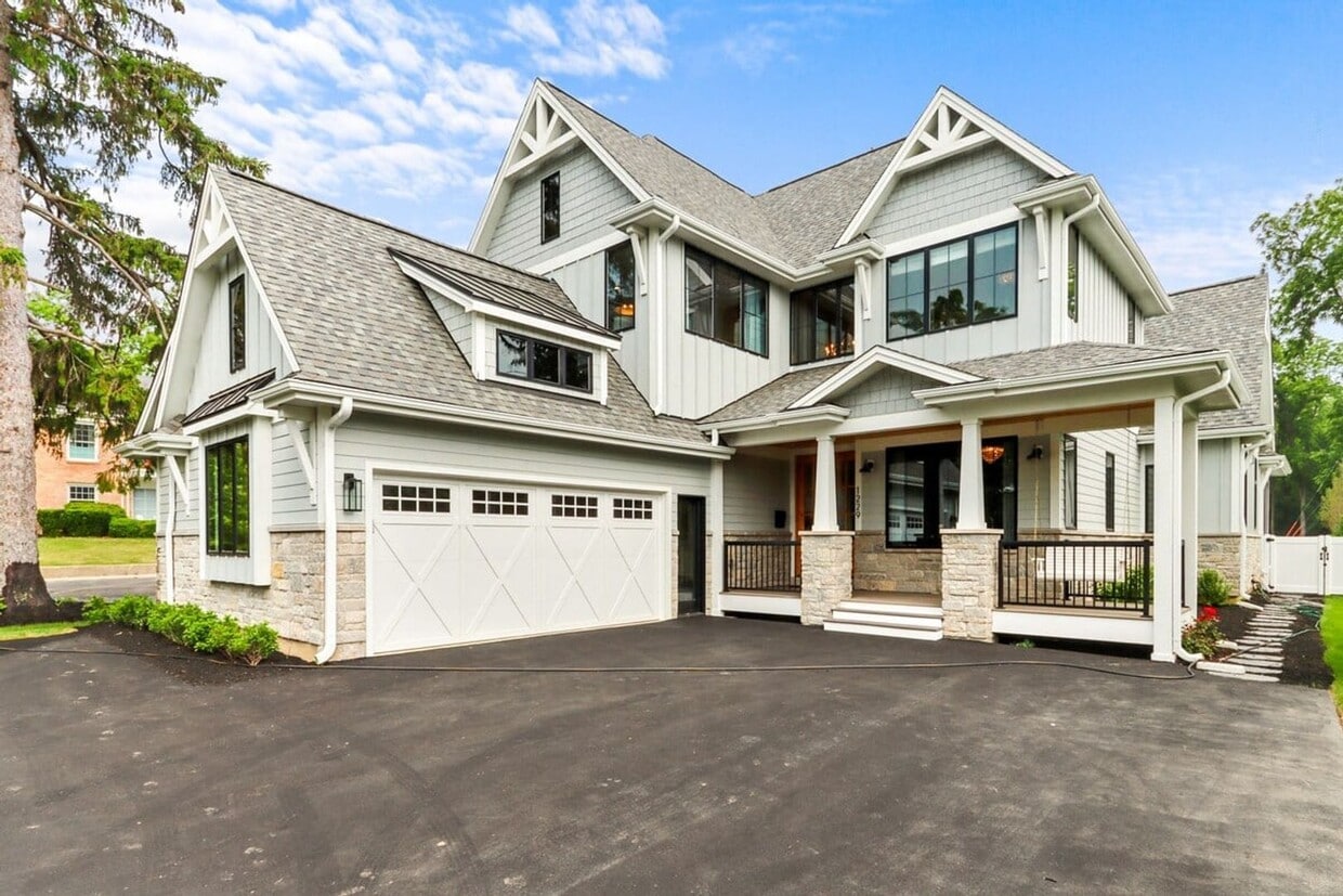 Primary Photo - Downtown Lake Geneva Furnished Home with P...