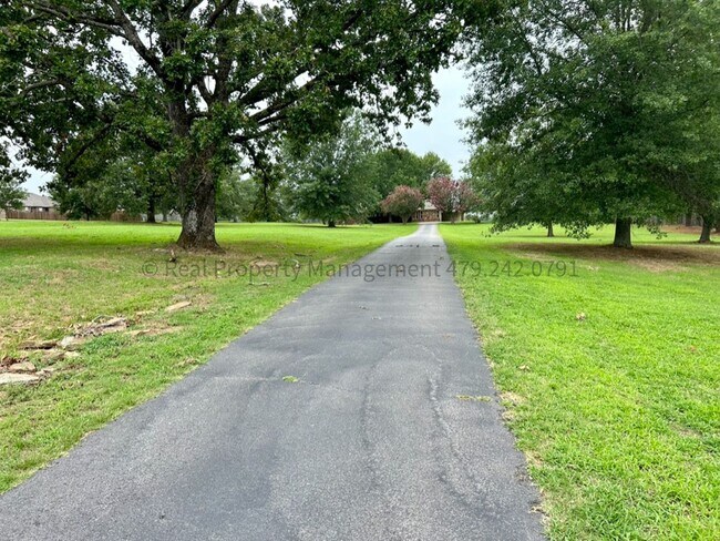 Foto del edificio - HOUSE ON 6 ACRES! 4 Bed 3.5 Bath House - R...