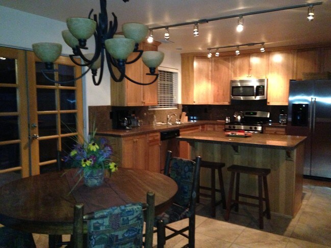 Comedor y cocina amueblados en Flagstaff - 4190 E Village Cir