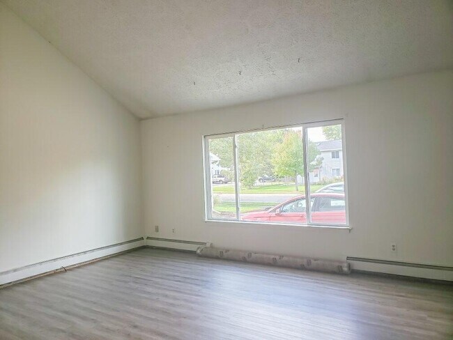 Living room with vaulted ceiling - 723 Peachtree Pl