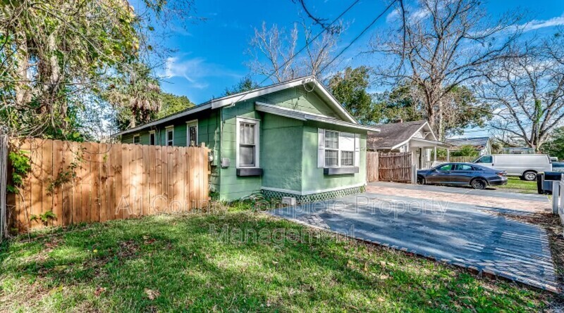 Foto principal - 2749 Gilmore St