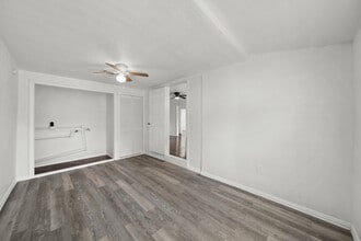 Building Photo - 606 W 7th St