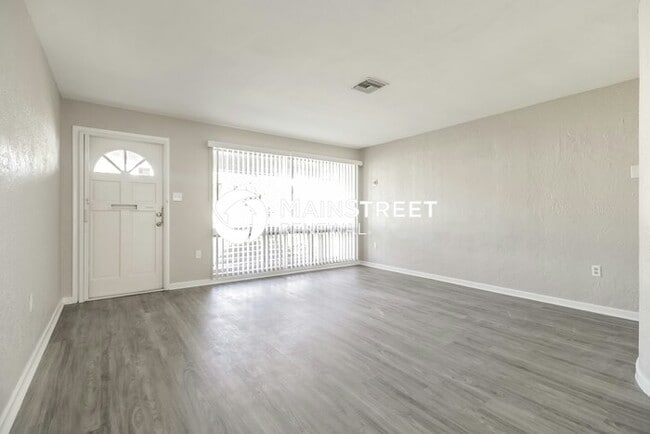 Building Photo - 4 Bedroom Pet-Friendly Home in Titusville,...