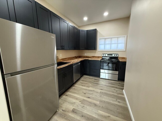 Foto del edificio - 316-318 W. Adams St.