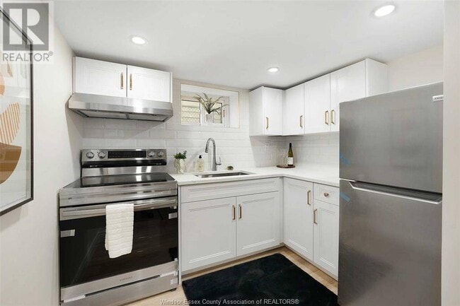 Building Photo - 877 Louis Av