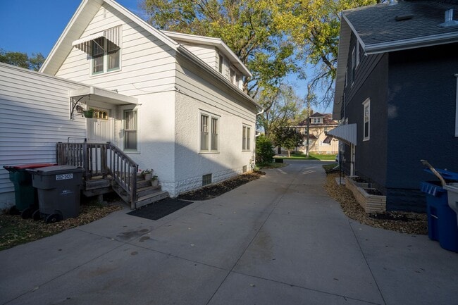 Building Photo - 207 7th Ave NW