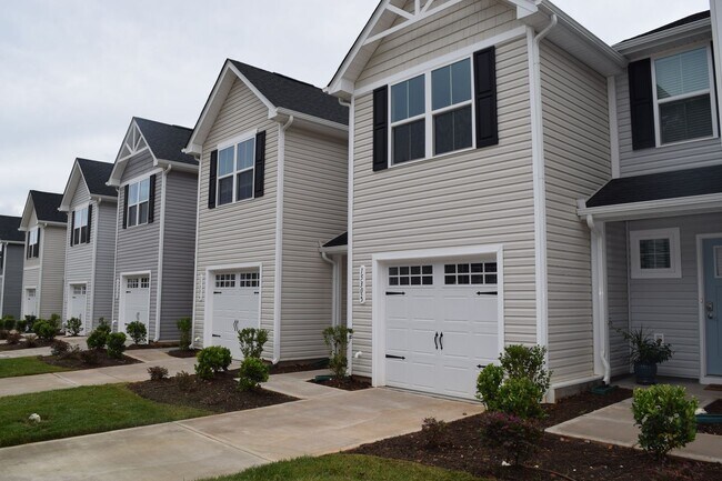 Building Photo - Modern 3-Bedroom Townhome in Desirable Bear Park
