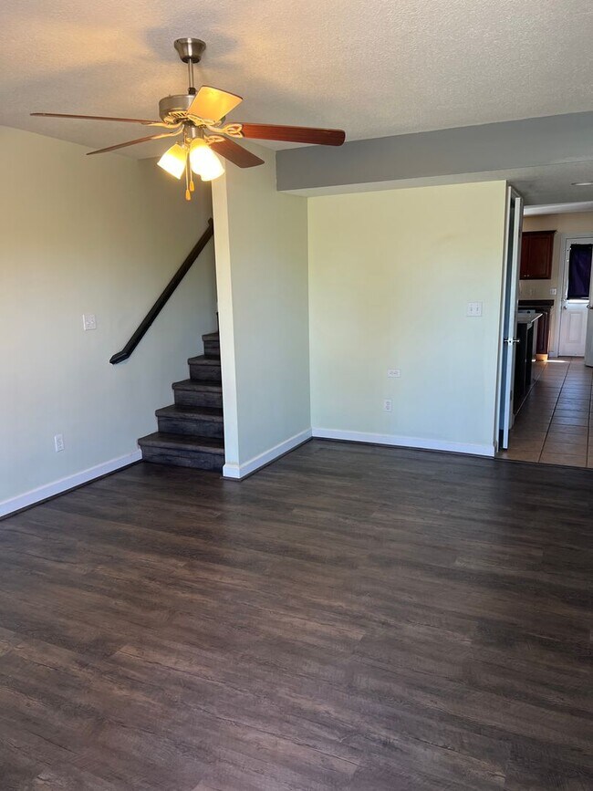 Foto del edificio - 4 bedroom, 2 bathroom, car garage townhouse