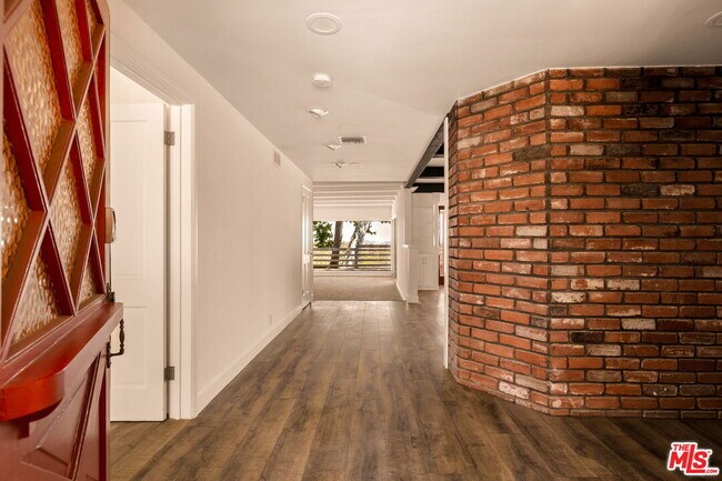 Foto del edificio - 2158 Stradella Rd