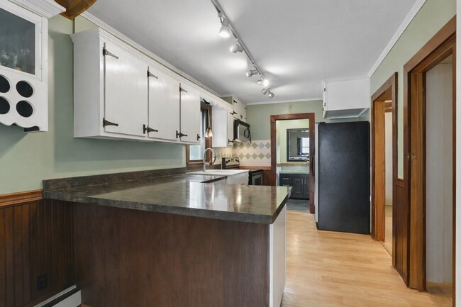 Foto del edificio - Huge 6 bedroom 3 bathroom SFH! Available June 2026
