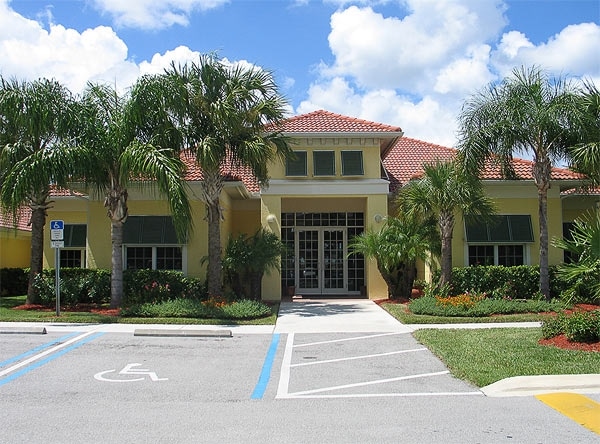 Building Photo - College Club