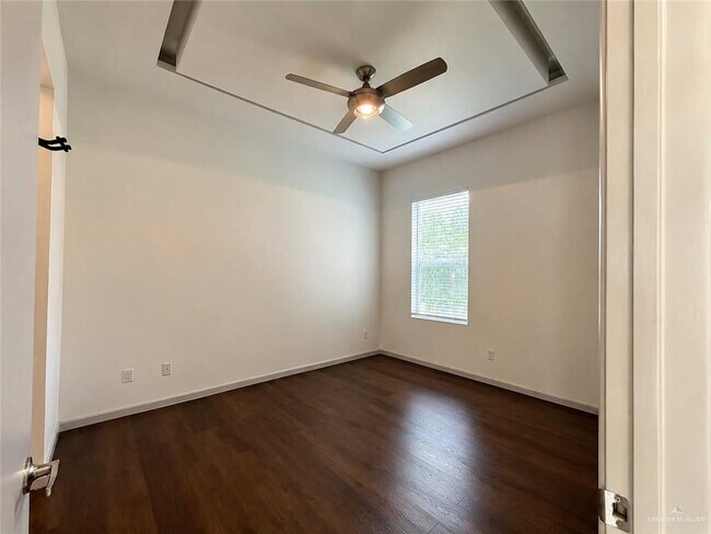Building Photo - 15 Hackberry Ave