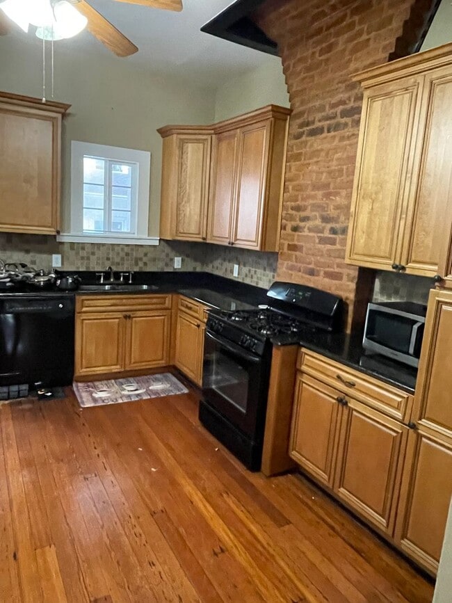 Building Photo - Huge 2BD/2.5BA Uptown, with a Yard, Central Air/Heat, and W/D in Unit