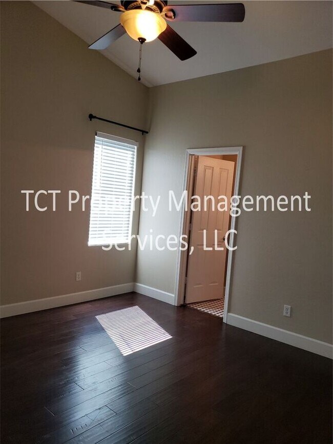 Building Photo - Beautiful Shamrock Estates Home!