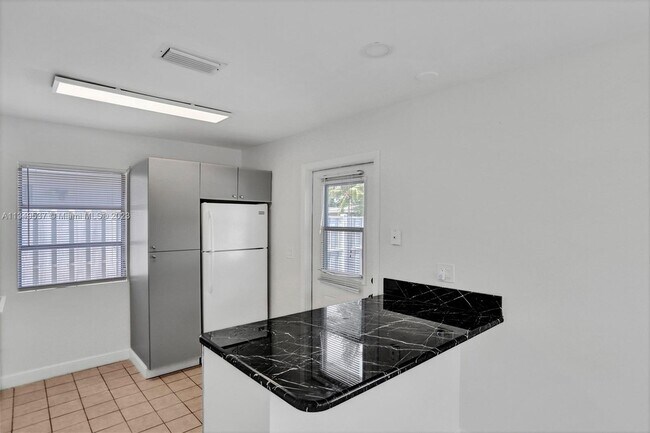 Foto del edificio - 936 NE 40th St