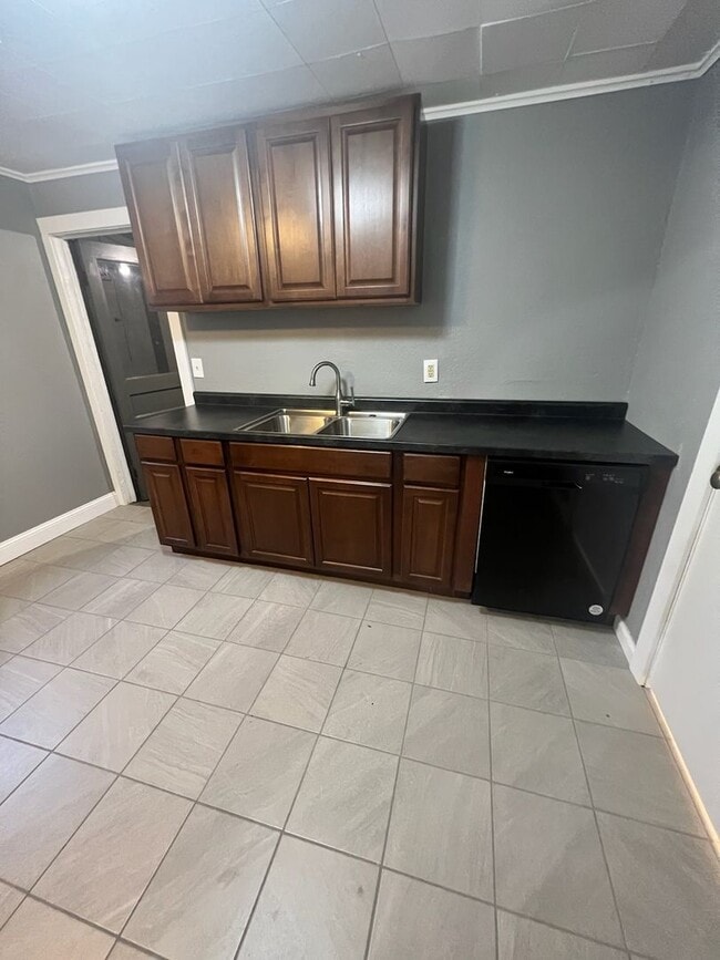 Building Photo - 3 Bed 1 Bath Home