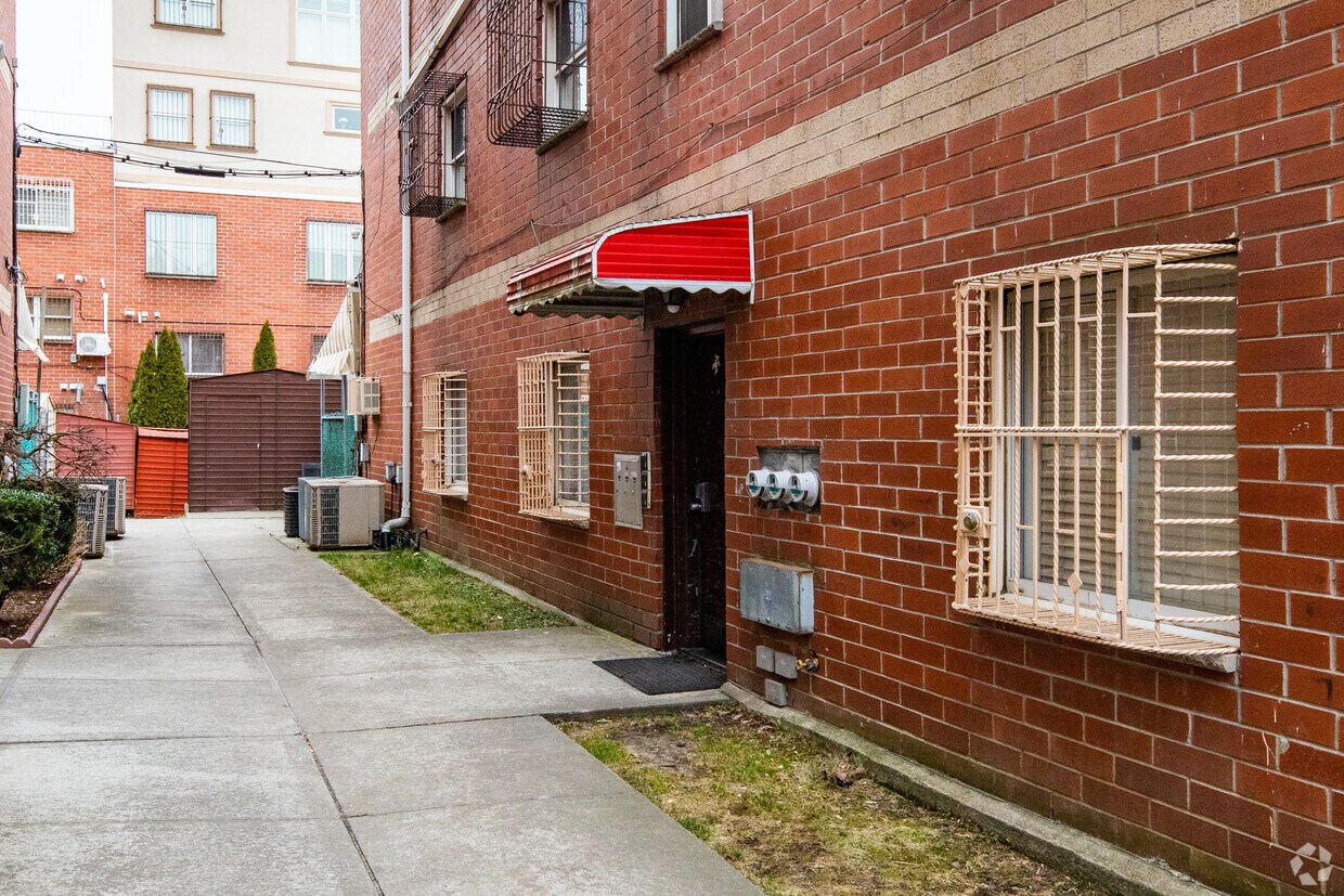 Entrance - 30 Taylor St