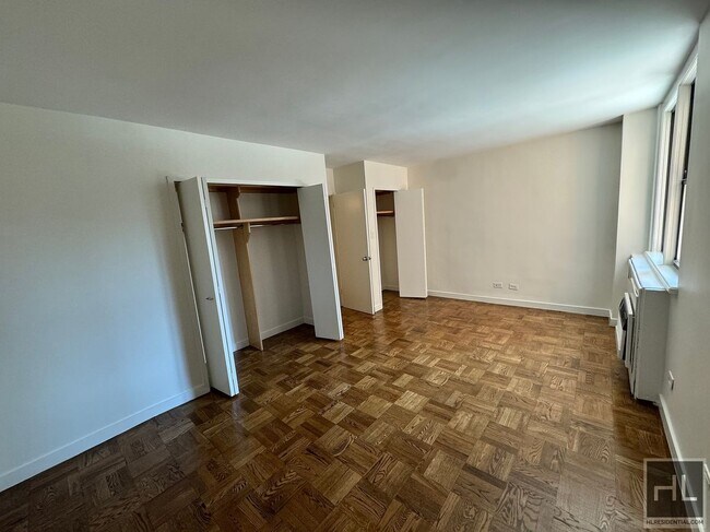 Foto del edificio - EXTRA LARGE 1 BED IN PRIME YORKVILLE LOCAT...
