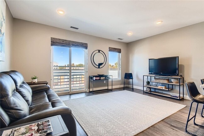 Building Photo - Incredible 1 bedroom Condo right across fr...