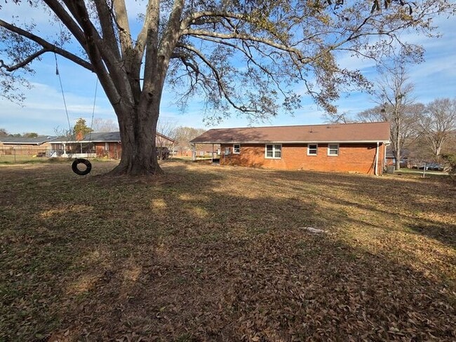 Building Photo - Beautiful Brick - Ranch Style Home!