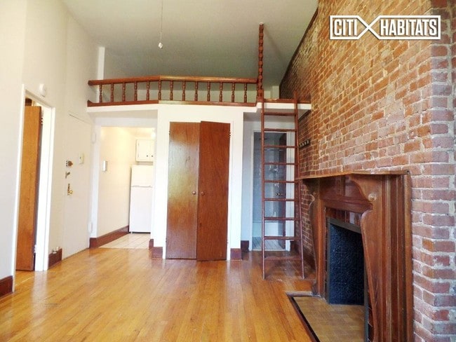 Building Photo - 122 W 74th St