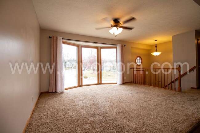 Building Photo - Must See! Well maintained 3 Bedrooms 2.5 B...