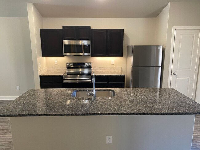 Foto del edificio - Beautiful Custom Brick Home 3 bed/ 2 bath/ 2 car garage Open Concept with spacious backyard locat...