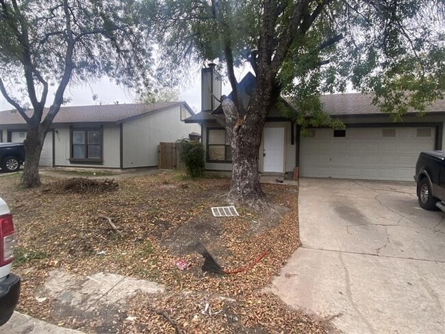 Photo - Spacious 3/2 duplex with a garage House