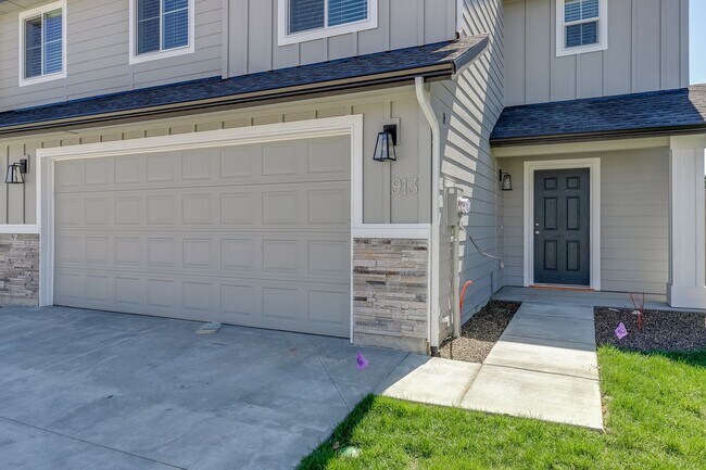 Building Photo - 3 Bedroom Townhome Available