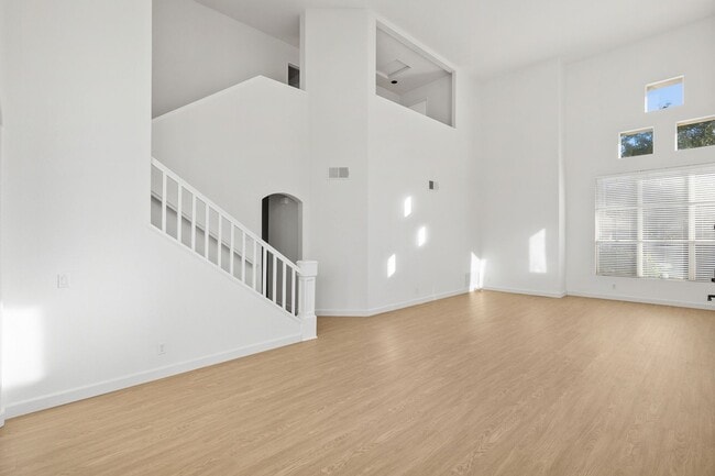 Building Photo - Spacious Vista Home