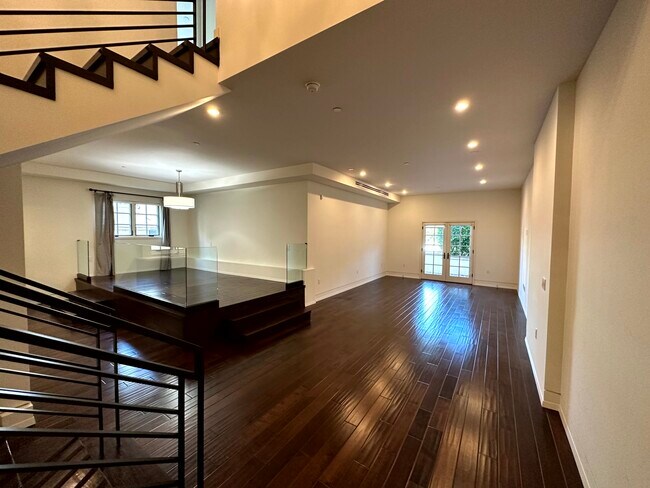 Building Photo - 225 S Hamilton Dr