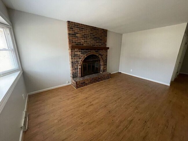 Building Photo - Adorable 2 Bedroom, 1 Bathroom, 1 Car Gara...