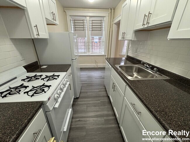 Building Photo - 462 Park Dr