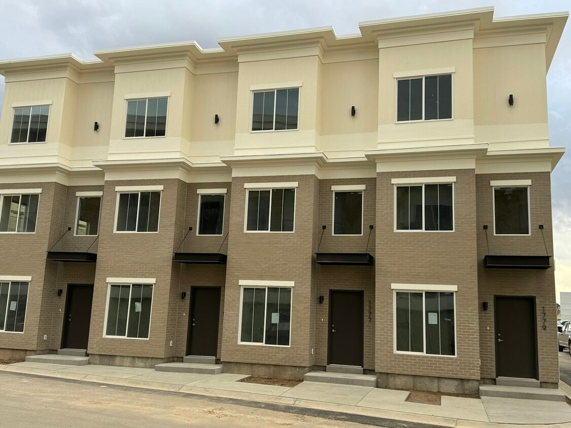Primary Photo - 1791 S Renaissance Towne Dr