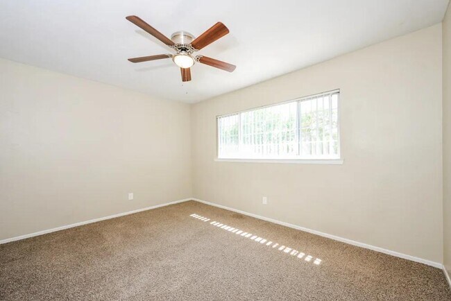 Foto del edificio - 23904 Rotunda Rd