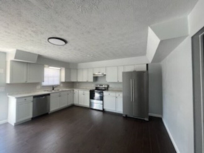 Building Photo - Unbeatable 5-Bed Townhome – Finished Basement & More!