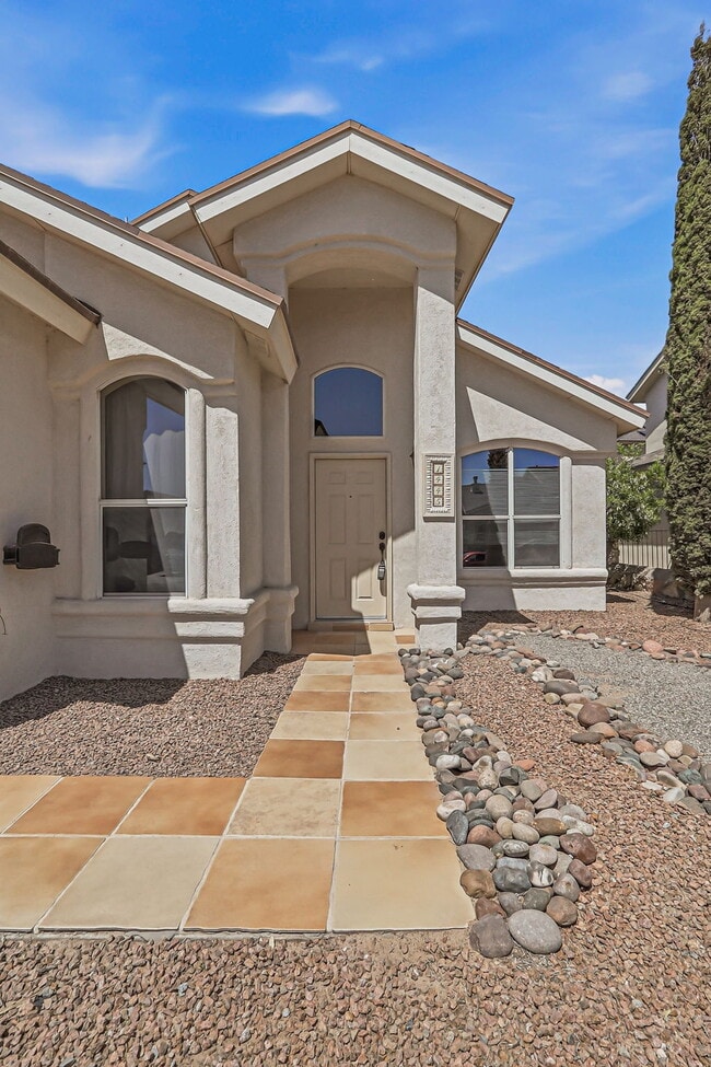 Building Photo - 1445 Paseo De Flor St