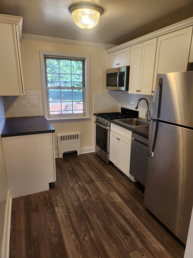 Kitchen - 3 Rm, 1 Bd, 1 Ba, Reno 3 - Hollow Run at Fair Lawn