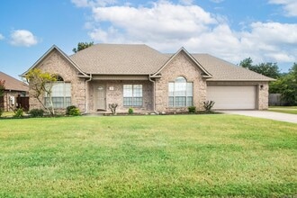 Building Photo - 25 Willow Dr