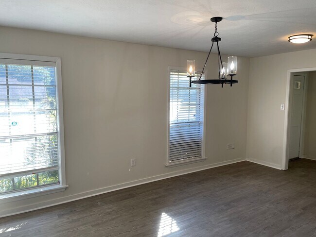 Building Photo - 3 Bedroom 2 Bath in Crossgates of Brandon!