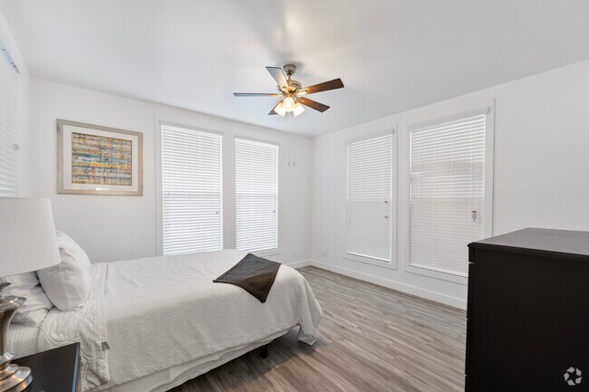 2HAB, 2BA - 900 ft² - Oak Street Apartments