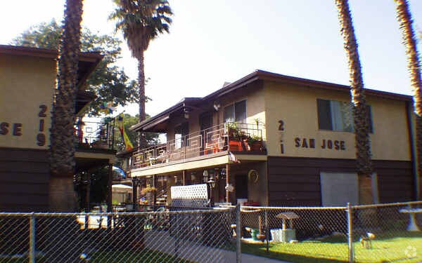 Foto del edificio - 219-221 N San Gabriel Ave