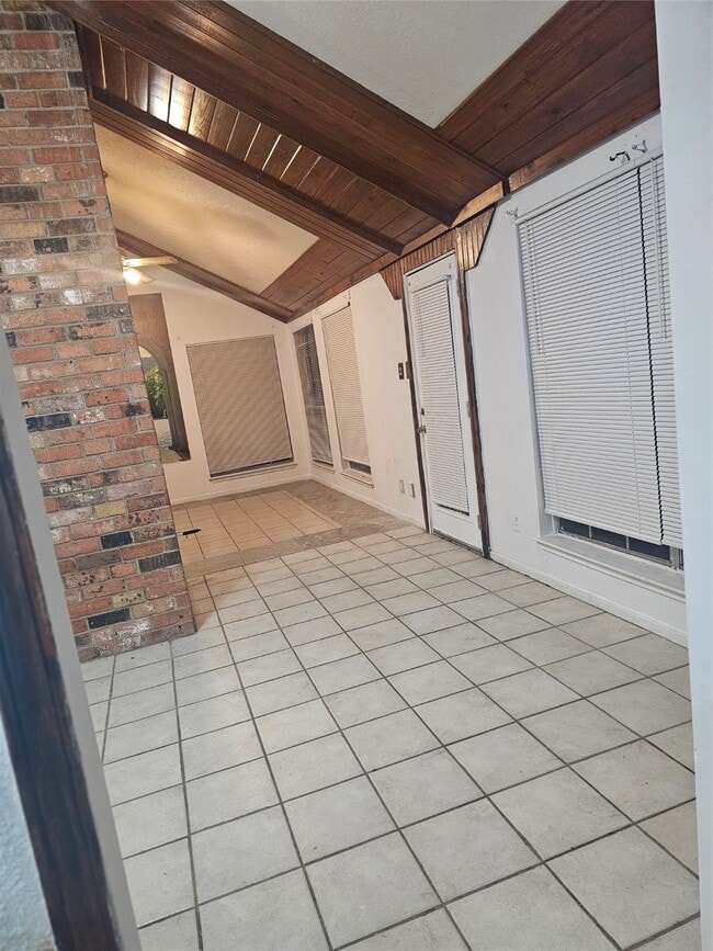 Building Photo - 4011 Alshire Dr