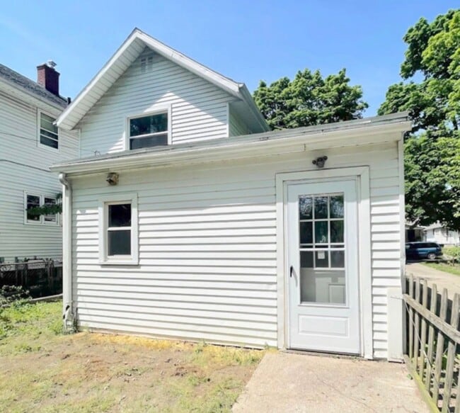 Building Photo - 2 Bed 1 Bath