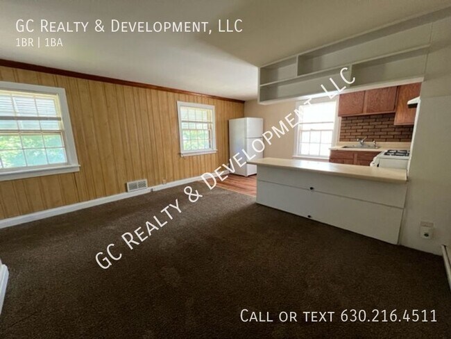 Foto del edificio - *** EXCELLENT CRYSTAL LAKE LOCATION / 1 BD...