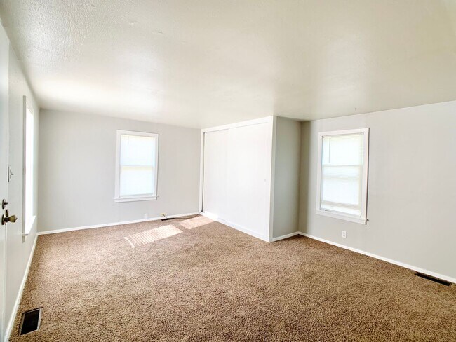 Foto del edificio - 1900 W Division